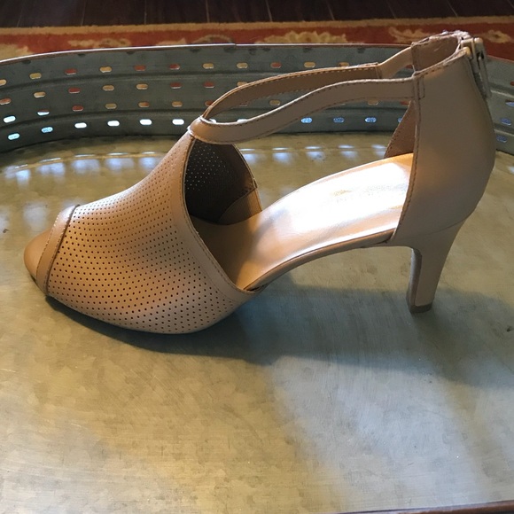 Show Off That Pedi! Dressy sandals! - Picture 4 of 5